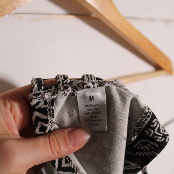 Geometric Sweetheart Crop Top - Picture 5 of 5